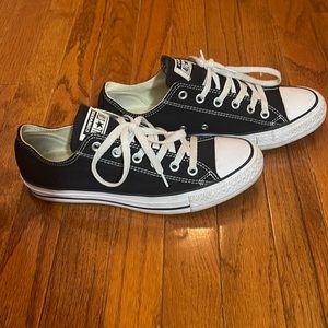 Black/white gently used converse! Women’s 9.5 / Men’s 7.5